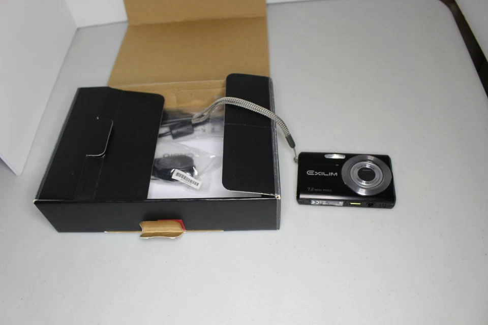 Casio Exilim 7.2 MP Black Digital Camera EX-Z70 - Image 2 of 4