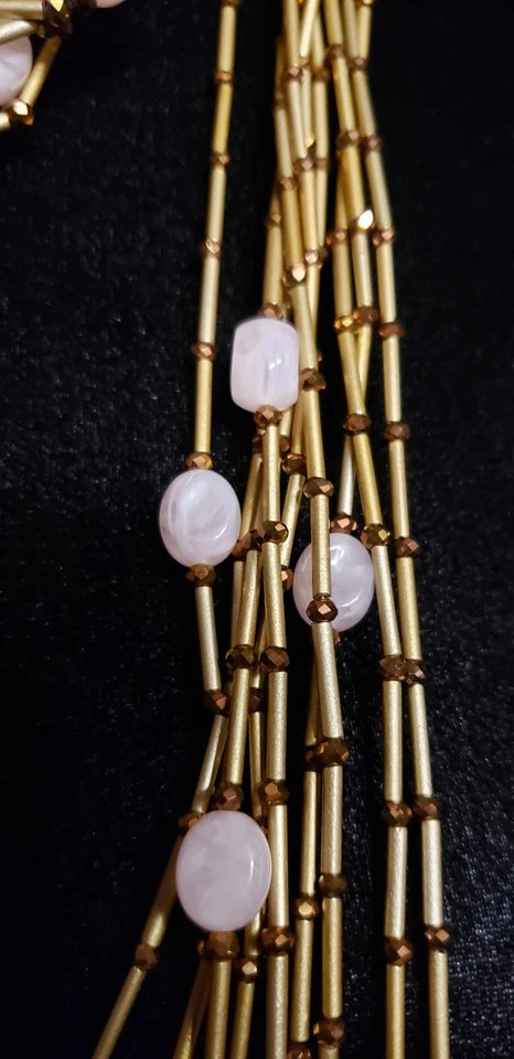 Brazalete elástico a juego Chico's de 19 pulgadas de imitación de cuarzo rosa con cuentas de tubo de oro y Foto 3 de 4