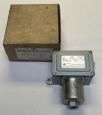 UNITED ELECTRIC,J6,MODEL 150 PRESSURE SWITCH 50-180PSI 15A 125/250V NOS