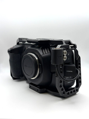 Blackmagic Design Pocket Cinema Camera 4K with SmallRig Cage + Adapter Cable