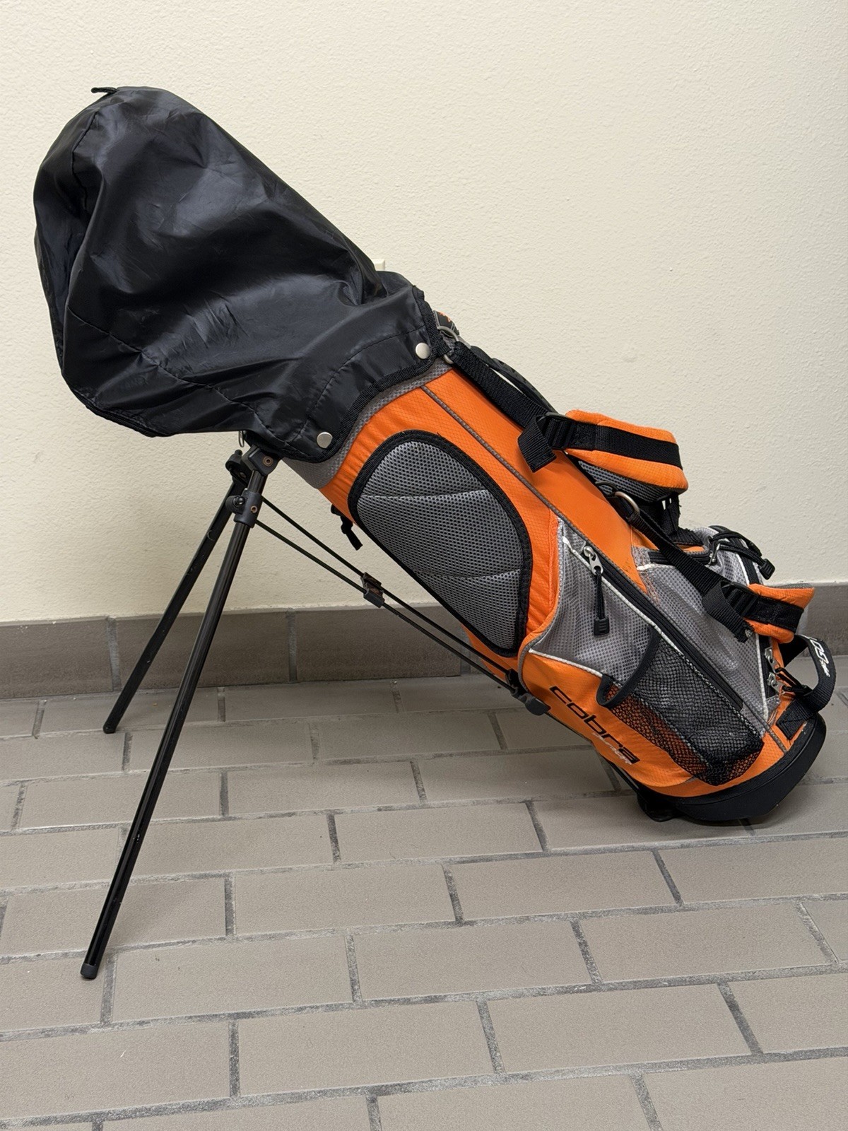 Club Set - Rh - 6 (six) Clubs & Stand / Carry Bag ⛳️