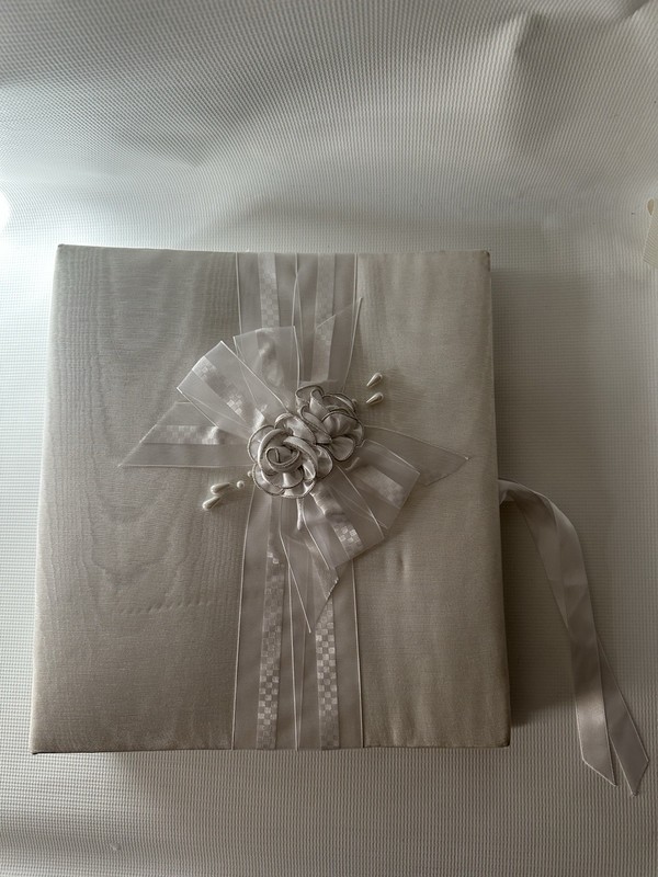 Wedding Book Photo Album Unbranded White Fabric 11.5”x10.5”x3” 28 Magnetic Pgs￼