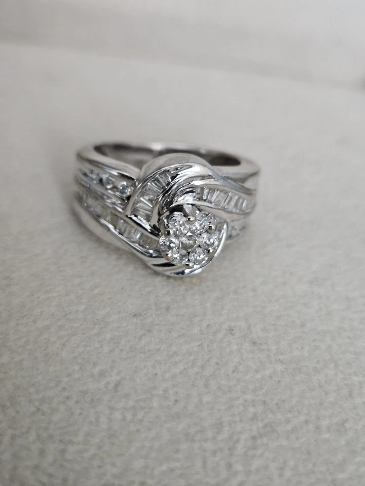 Anillo de diamantes de oro blanco macizo de 10K corte baguette redondo natural talla 6, 6 gr Foto 2 de 4