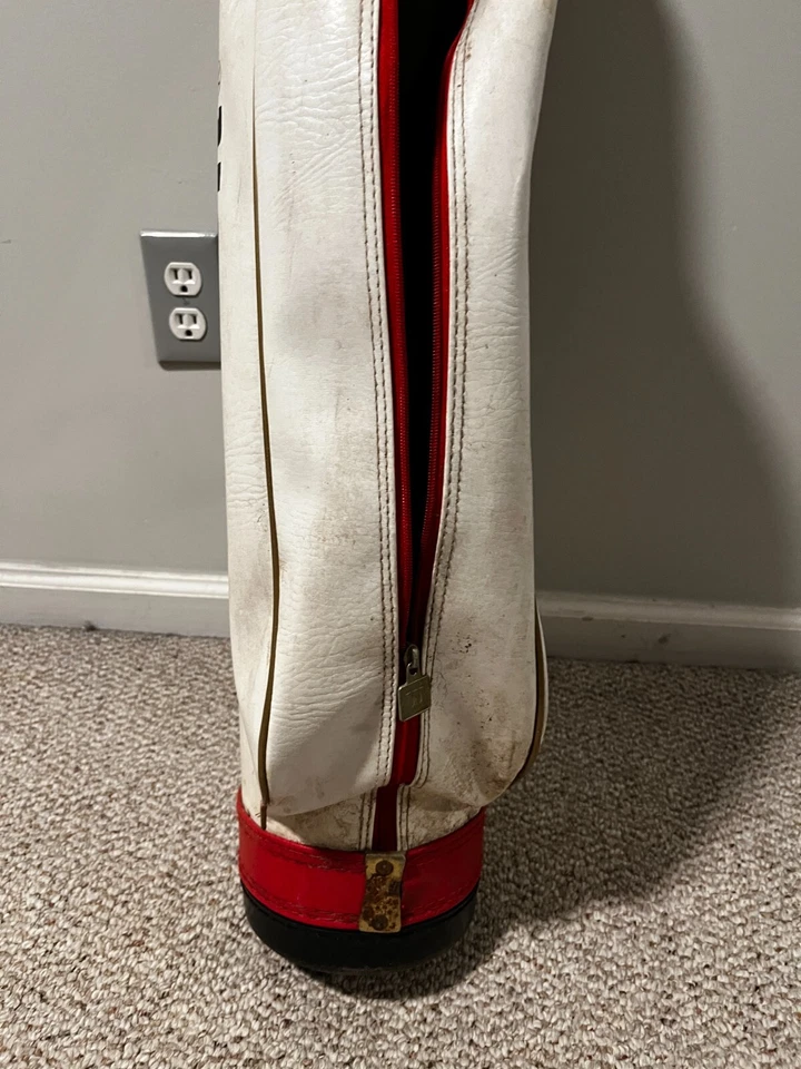Bolsa de golf Wilson vintage roja/blanca con correa con varios palos de golf surtidos Foto 2 de 4