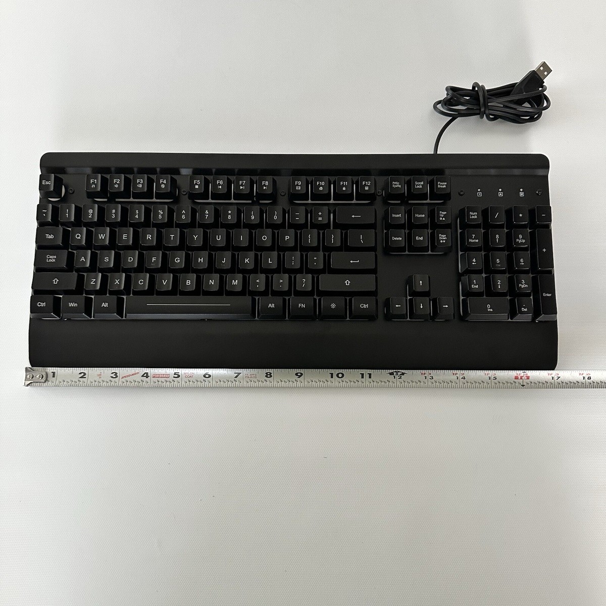 Magic Keyboard USB接続 シルバーと黒 Appleシリコン搭載Macモデル用Touch ID搭載Magic Keyboard