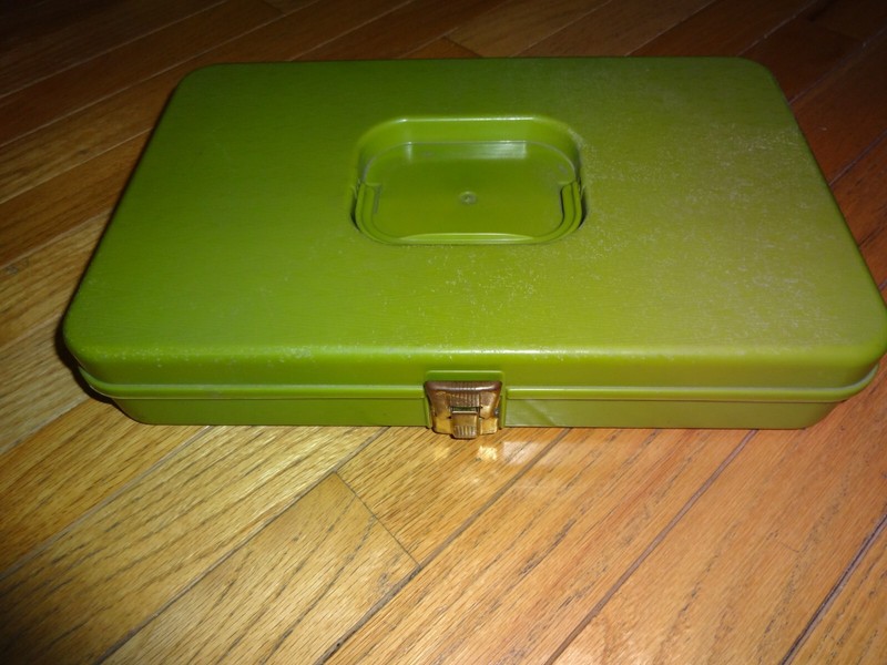 Vintage Wilson Wil-Hold Green Thread and Bobbin Box with 28 Spools of Thread
