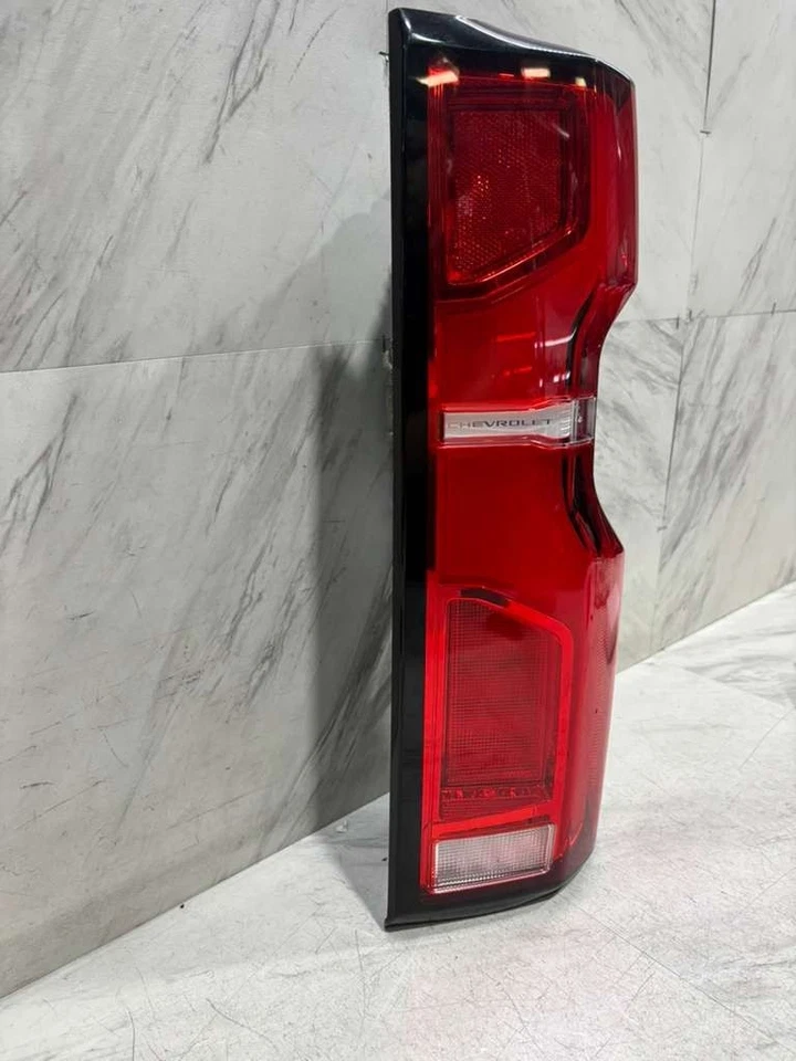 2024 2025 CHEVROLET SILVERADO 2500 LUZ TRASERA EXTERIOR OEM LADO DERECHO DEL PASAJERO LED Foto 3 de 4