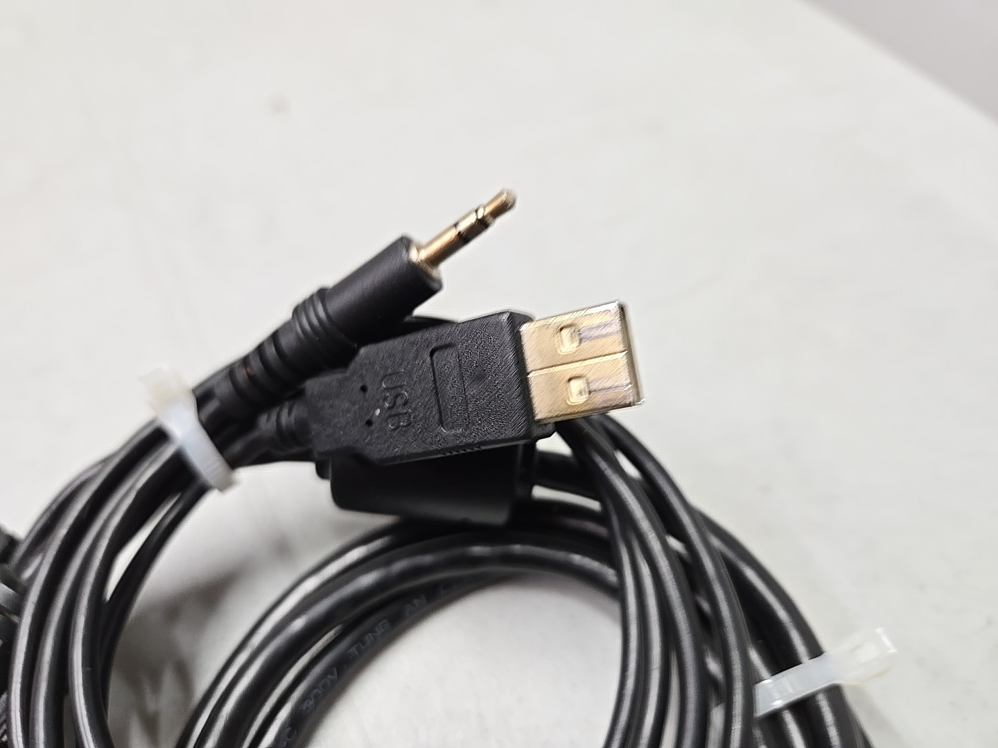 Sewell Direct PC to TV Converter SW-23000 High Quality VGC Switch w/ VGA Cable