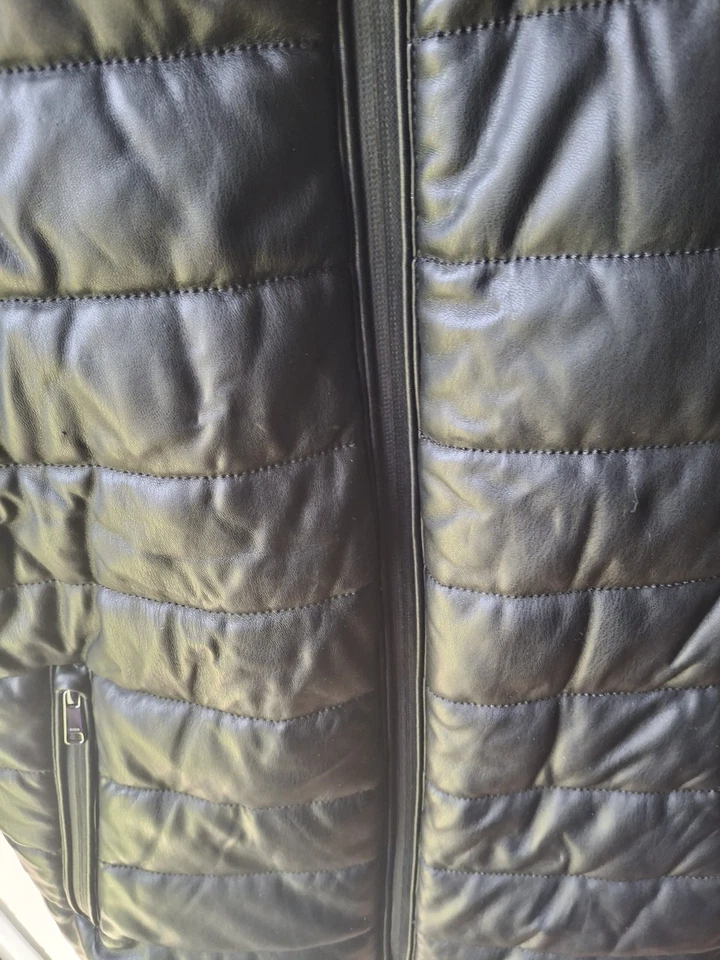 Chaqueta acolchada Zara negra de cuero sintético para hombre talla L bolsillos con cremallera Foto 4 de 4