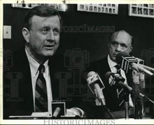 1986 Press Photo B. J. "Red" McCombs and Angelo Drossos at Spurs office, Texas