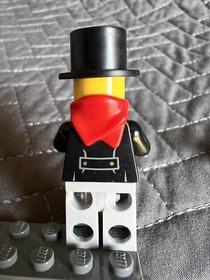 Lego Christmas CAROLER Male Minifig Holiday Boy Minifigure hol002 (10249)