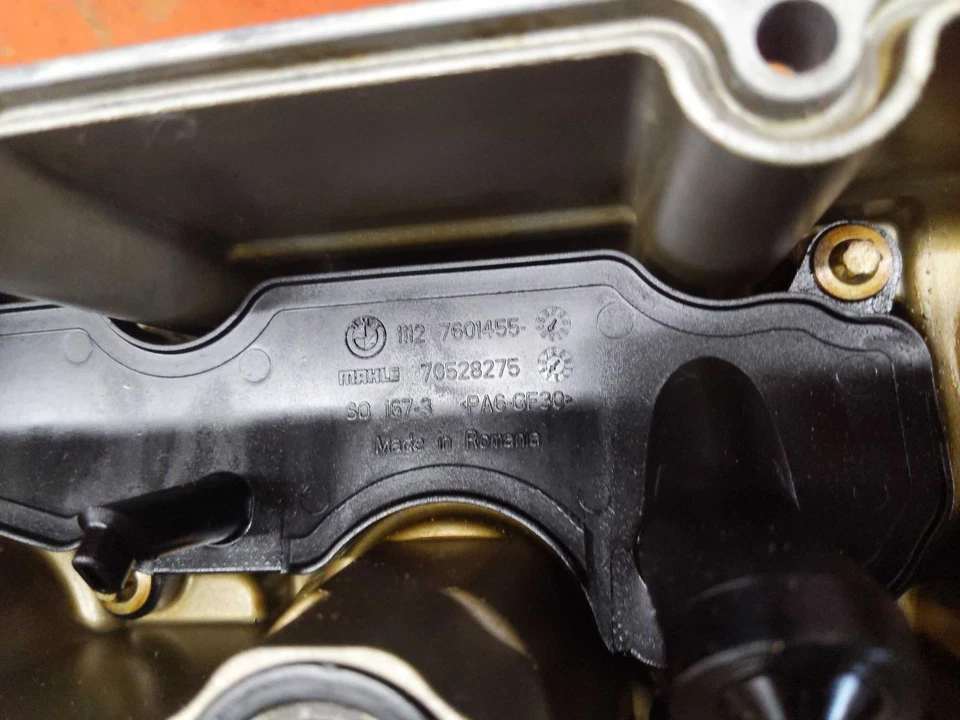 Cubierta válvula derecha BMW X5M 16 17 18 4,4 L Foto 2 de 4