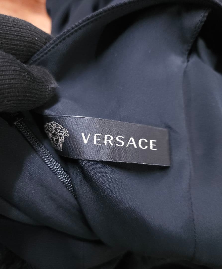 USED BEAUTIFUL VERSACE EMBROIDERED SLEEVELESS DRESS IN BLACK GOOD thumbnail 10