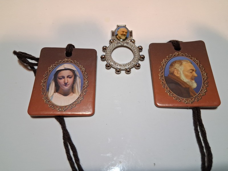 Saint St Padre Pio relic rosary ring patron of adolescence/ Scapula ITALY