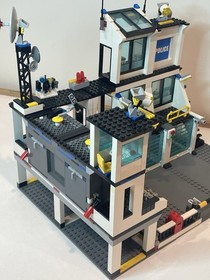 Lego 7744 City: Police Headquarters 95% Complete Minifigures Manuals