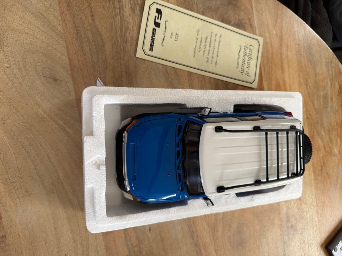 AUTOart 2007 Toyota FJ Cruiser (Blue) 1:18 Diecast Model M/N 00624
