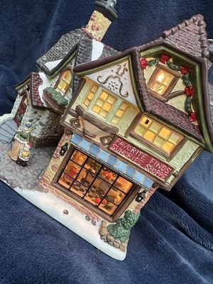 Lemax Favorite Finds Sundries Shoppe Christmas Building Caddington Village 2002