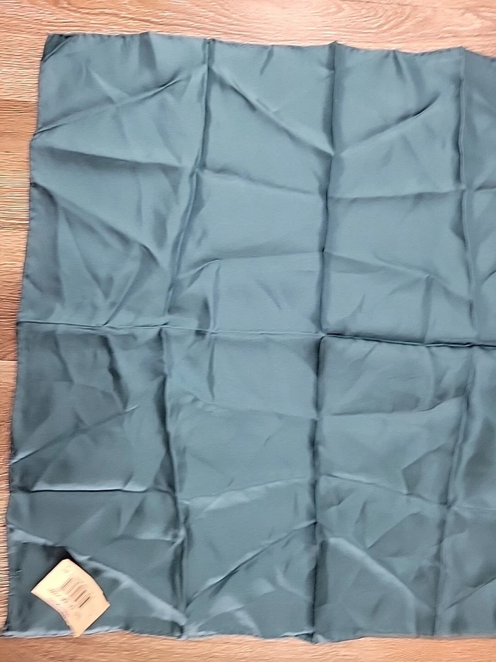 De colección NUEVO - Bufanda Cuadrada de Bolsillo de Seda Bloomingdale's Tienda para Hombres Azul Formal Foto 2 de 4