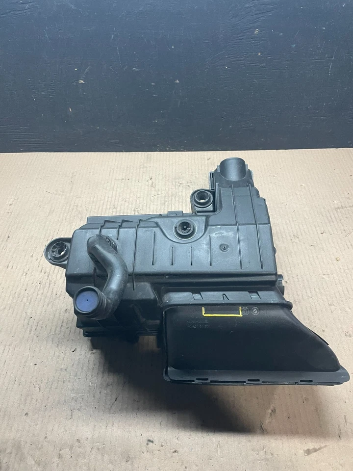 Коробка воздухоочистителя 2015–2020 Audi A3 J7522 - Изображение 4 из 4