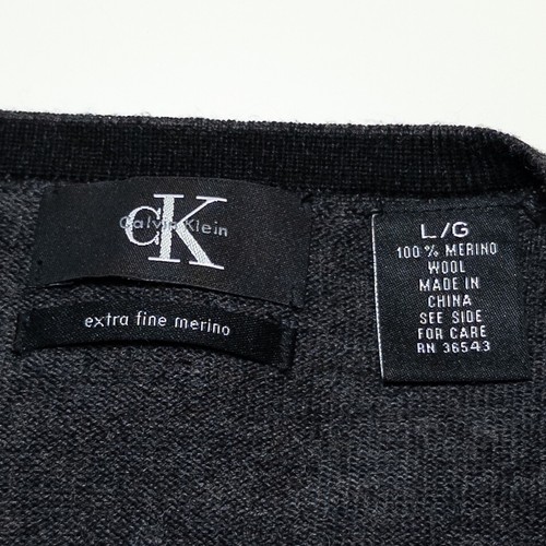 Suéter Calvin Klein Hombre Grande Gris Carbón 100% Lana Merino Cuello en V Ligero - Imagen 8 de 9