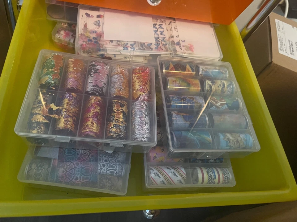 Salón de uñas completo/equipo y accesorios todo incluido. Nuevo y antiguo. Empieza ahora Foto 3 de 4