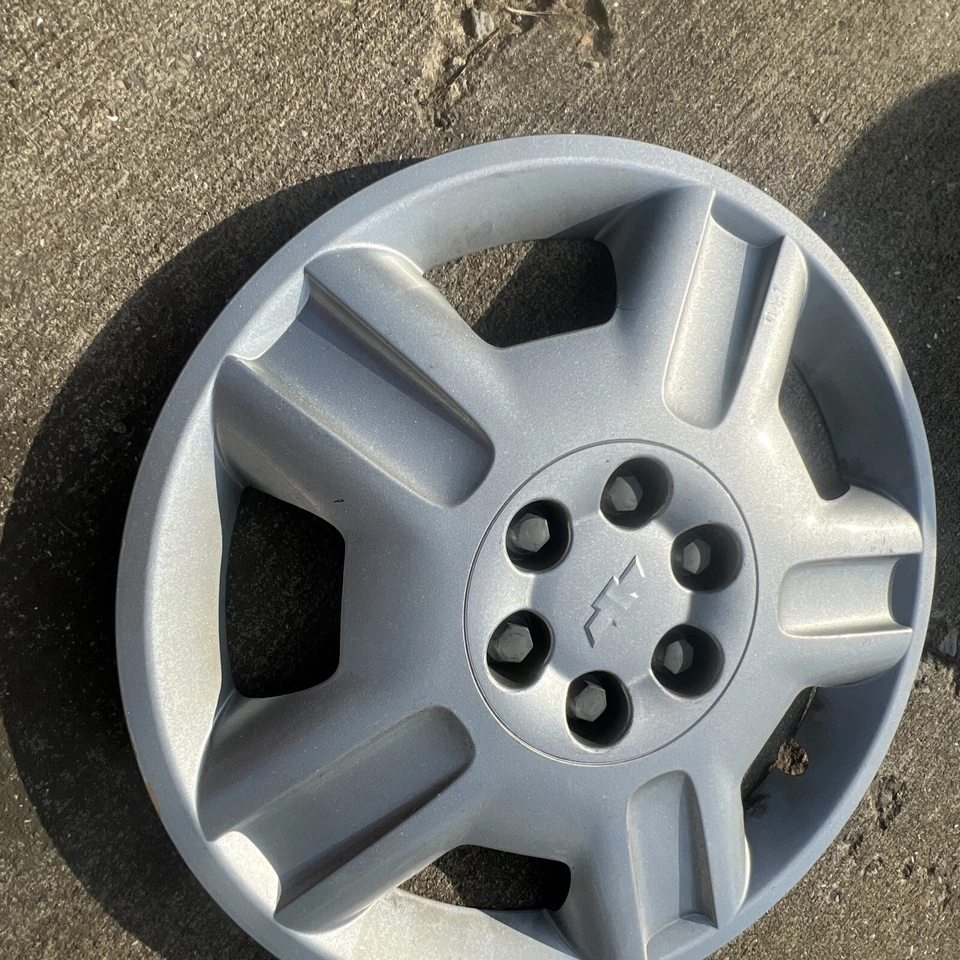 "Juego de tapacubos Chevrolet Uplander 2006-2009 (2) usados 17"" OEM cubierta de rueda plateada 6 orejetas" Foto 3 de 4