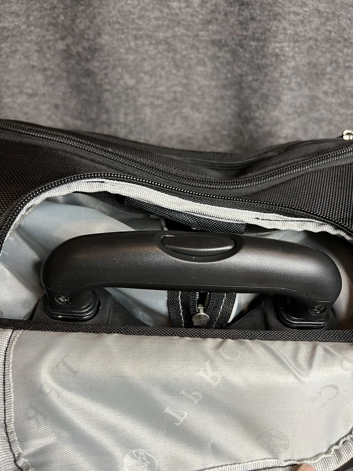 Equipaje de mano Traveler’s Club de 16 pulgadas con asiento rodante, negro, usado en excelente estado Foto 4 de 4