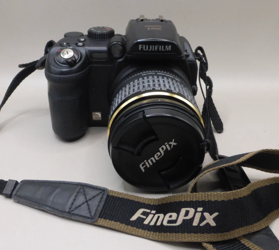 Fujifilm FinePix S Series S9600 Digital Camera 28-300mm lens - read description - Image 2 of 4