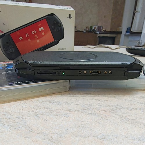Sony PSP Street (E1004) + 2 Giochi + Caricatore + Manuale | Ottime Condi - Foto 6 di 12