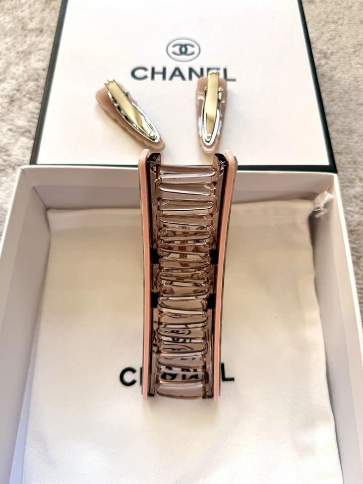 Conjunto de clipes de cabelo rosa - GWP VIP presente Chanel Beauté com caixa e bolsa de pó - Imagem 2 de 4