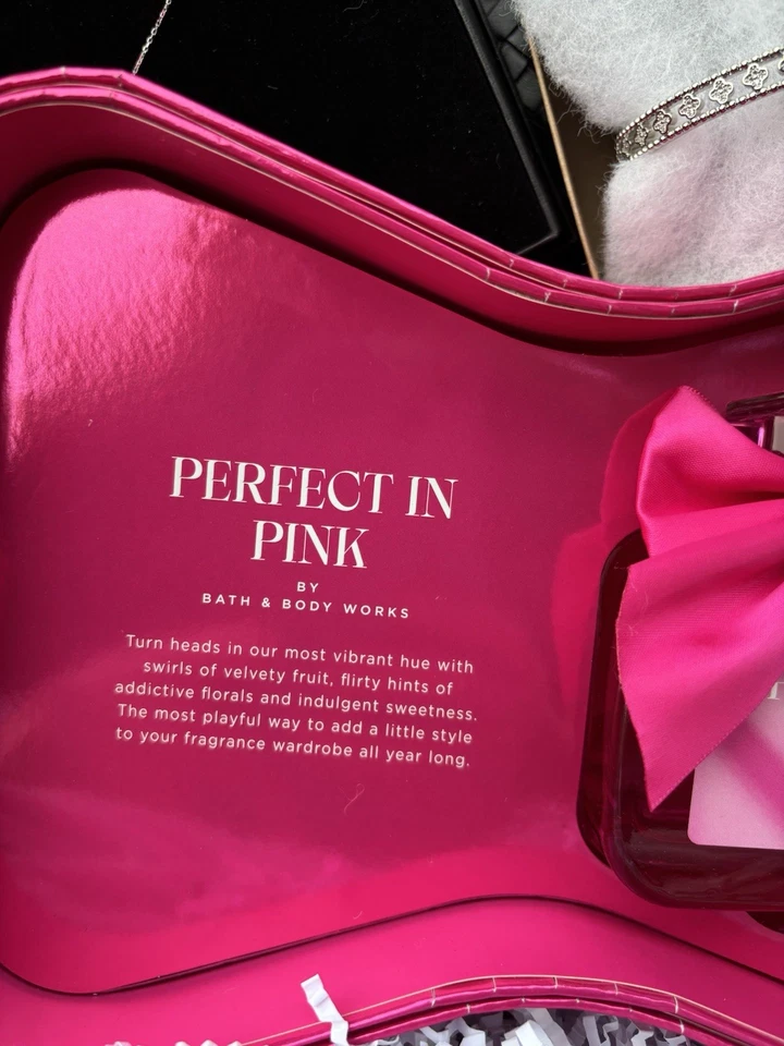 Perfecto En Rosa Perfume Crema Loción Lavado Bolsa Pulsera Collar Baño y Cuerpo Trabajo Foto 4 de 4