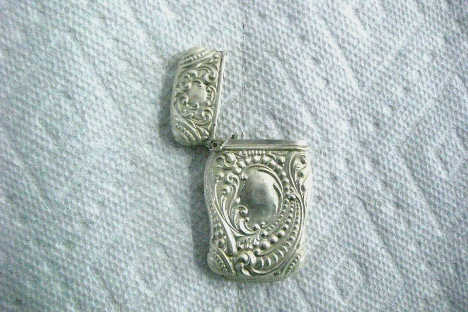 ANTIGUA CAJA FUERTE DE PLATA ESTERLINA PARA FÓSFOROS, ESTUCHE VESTA, SOPORTE PARA FÓSFOROS, REPUJADO, AÑOS 1890 Foto 4 de 4