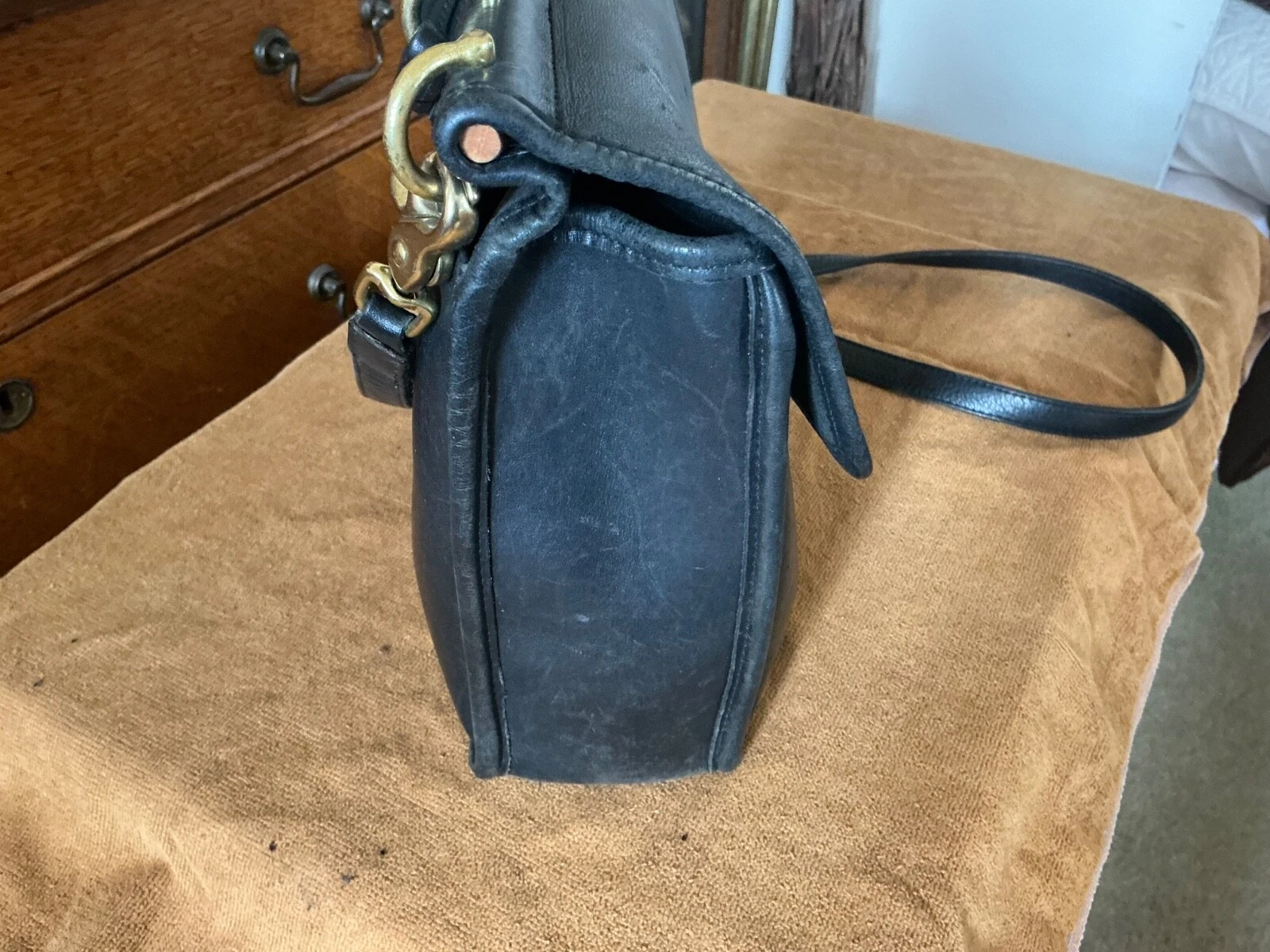 Borsa vintage Coach assistente di volo in pelle nera con cartellino da appendere timbrata all'interno.