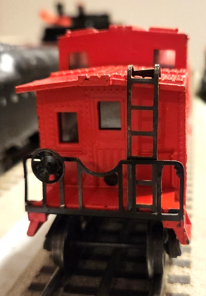 RARE Postwar Lionel 2257 Red SP-Type Caboose w/Smokestack From 1947 in good cond - Image 3 of 4