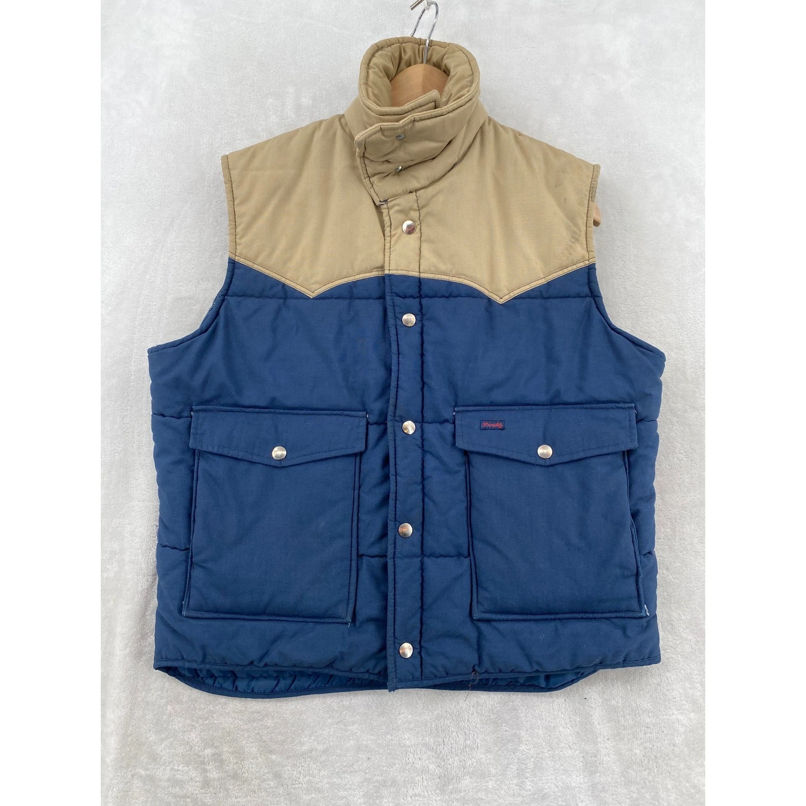 Wrangler Puffer Vest Mens Large Blue Tan Vintage Western Made in USA Snap Front
Opens in a new windo