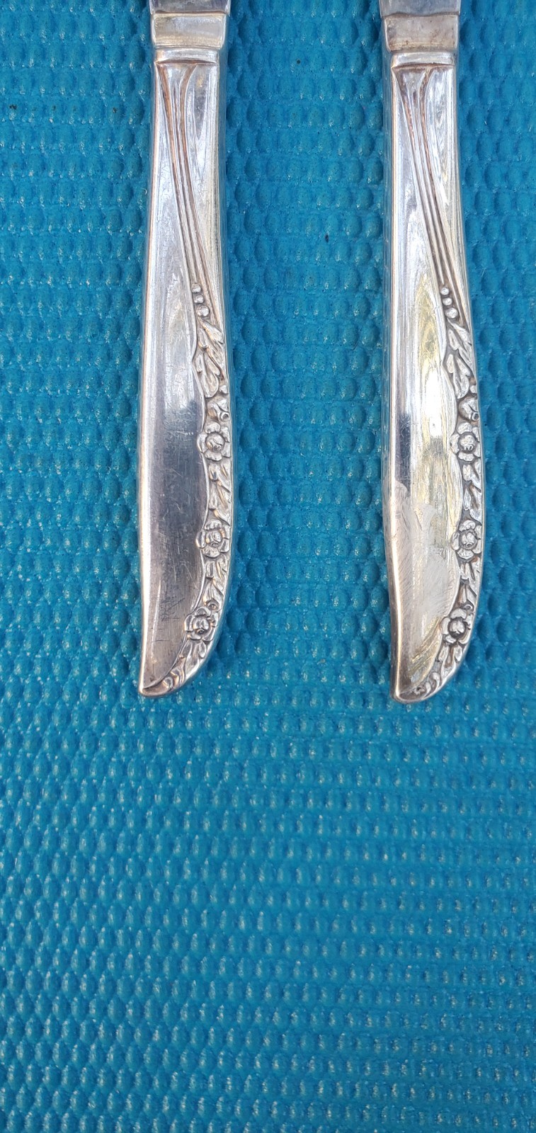 6-Oneida Wm Rogers BRITTANY ROSE Silverplate DINNER KNIVES 9"