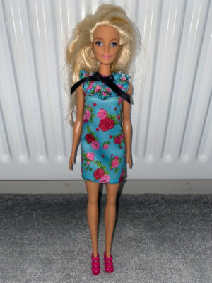 BARBIE PUPPE GLATTE BLONDE HAARE & BLAUE AUGEN IN ROSENBLAU PARTYKLEID & ABSÄTZE