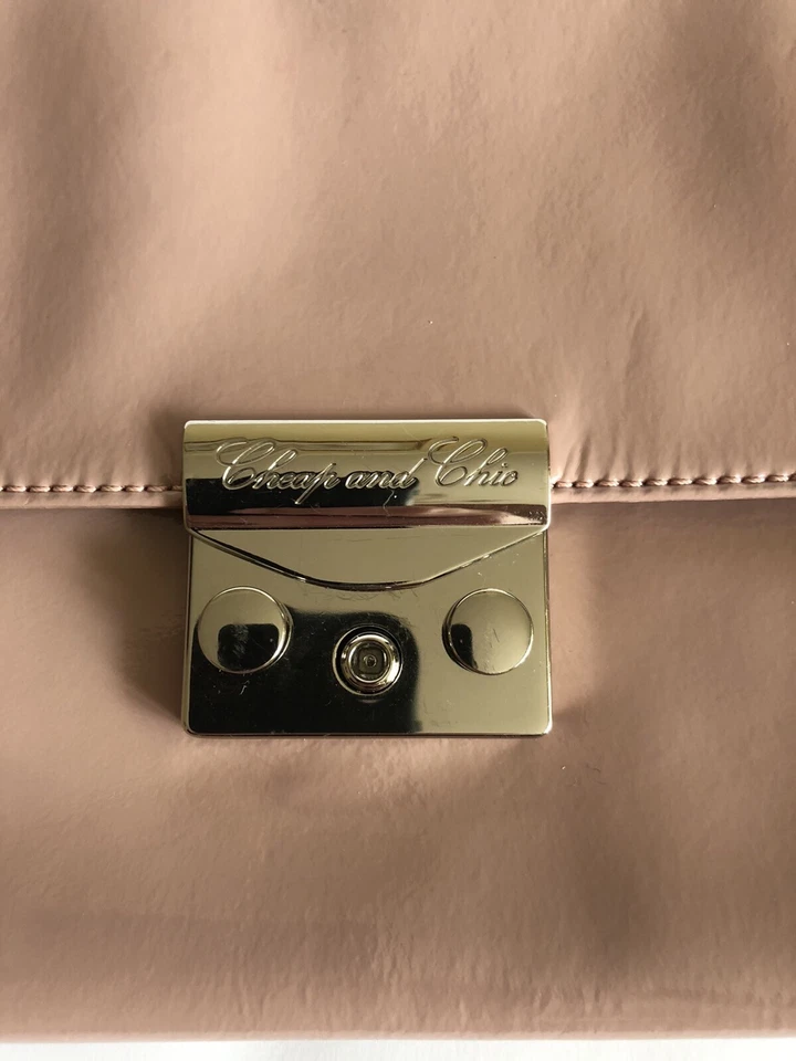 Дешевая и шикарная розовая лакированная кожаная сумка-клатч MOSCHINO - Изображение 4 из 4