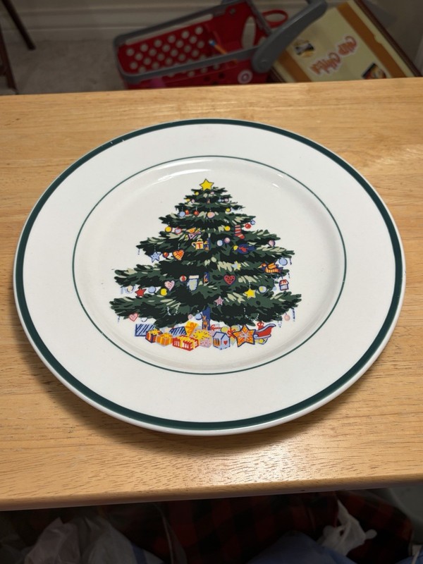 Totally Today Christmas Tree Ceramic Round Plate White/Green Multicolor China