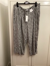 BNWT  SIze 22 (May fit24) M&S Short L Wide Leg black/Ivory Culottes/trousers