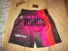 MENS LARGE BLACK/PINK/ORANGE MITCHELL & NESS NBA MIAMI BASKETBALL SHORTS - NWT
