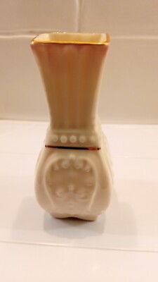 KLEINE KERAMIK BELLEEK VASE IN CREME GLASUR MIT GOLDFUTTER