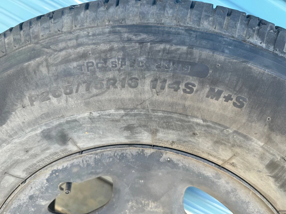 (1) 16" Chevy GMC 1500 Spare Wheel Tire 6 Lug 265/75/16 Bridgestone 13/32" Tread - Изображение 4 из 4