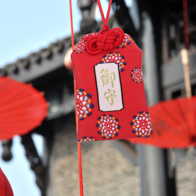 Omamori Japonais - Porte-bonheur Traditionnel Pour La Santé Et La Chance - Petit Charme En Brocart Rose à Accrocher - 9