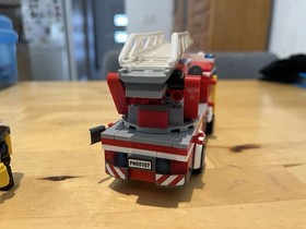LEGO CITY: Fire Ladder Truck (60107)