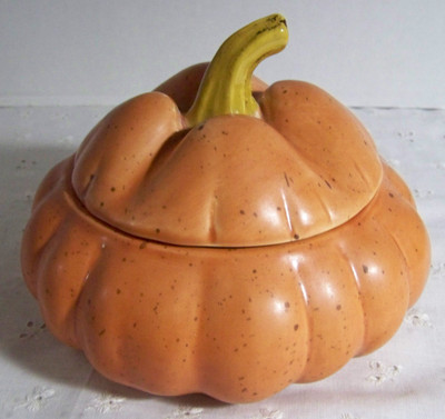 Williams & Sonoma 2012 Harvest Pumpkin Lidded Bowl by Barbara Eigen 6'' X 5''