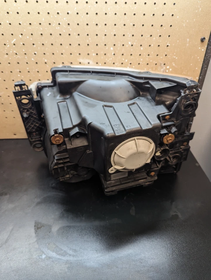 2006 LAND ROVER RANGE ROVER LR3 FRONT RIGHT  HEADLIGHT XENON OEM - Image 4 of 4