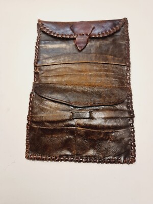 Vintage Klappgeldbörse aus braunem Leder mit Verzierung/Schnitzerei ~ 15 x 11 cm - Handarbeit