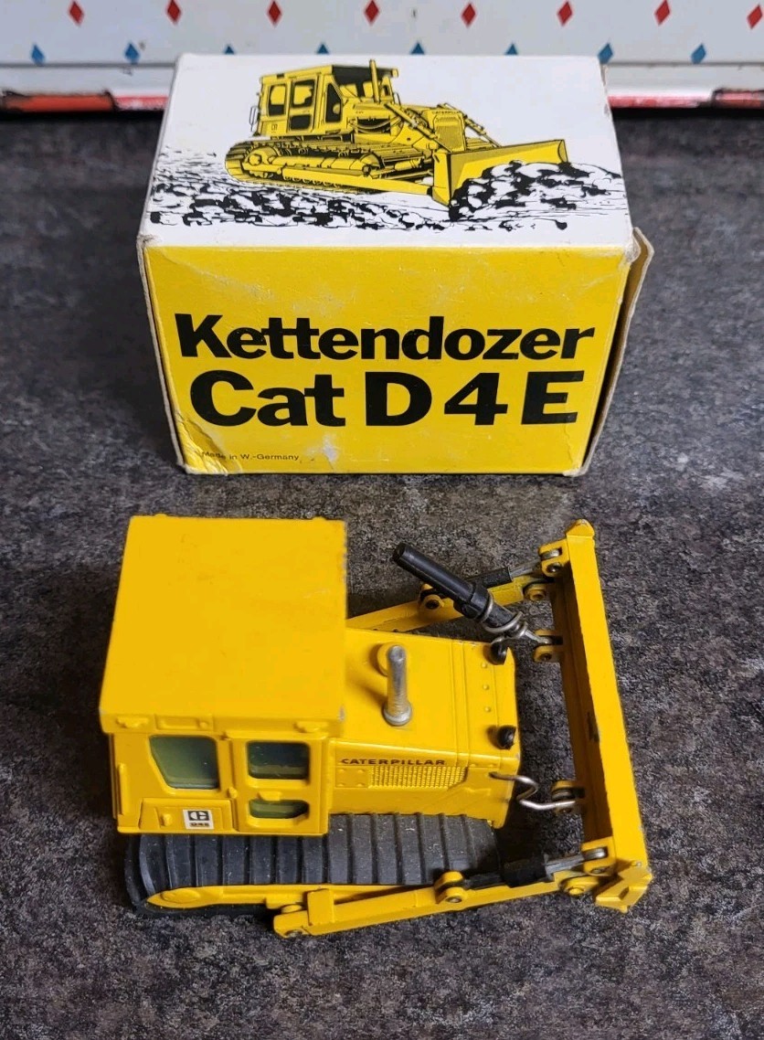 Bulldozer Caterpillar D4D avec ripper en miniature à l'échelle 1:87 par NZG (Allemagne) - France