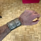 Bracelet manchette ancien en métal argenté ciselé